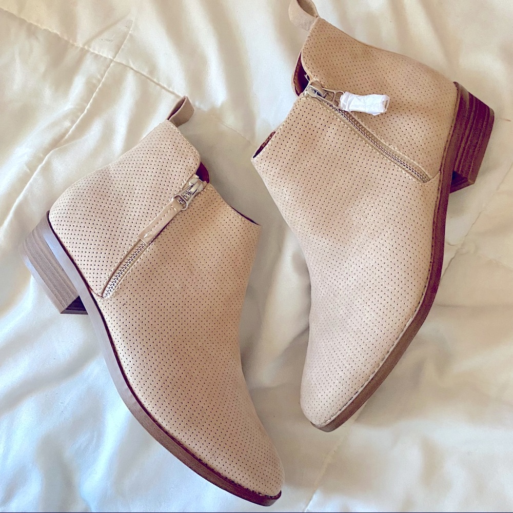 Universal Thread • Nude Color Ankle boots •Size 10